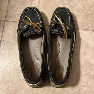 Women’s black and gold Sperry TopSider boat shoes, size 8.5